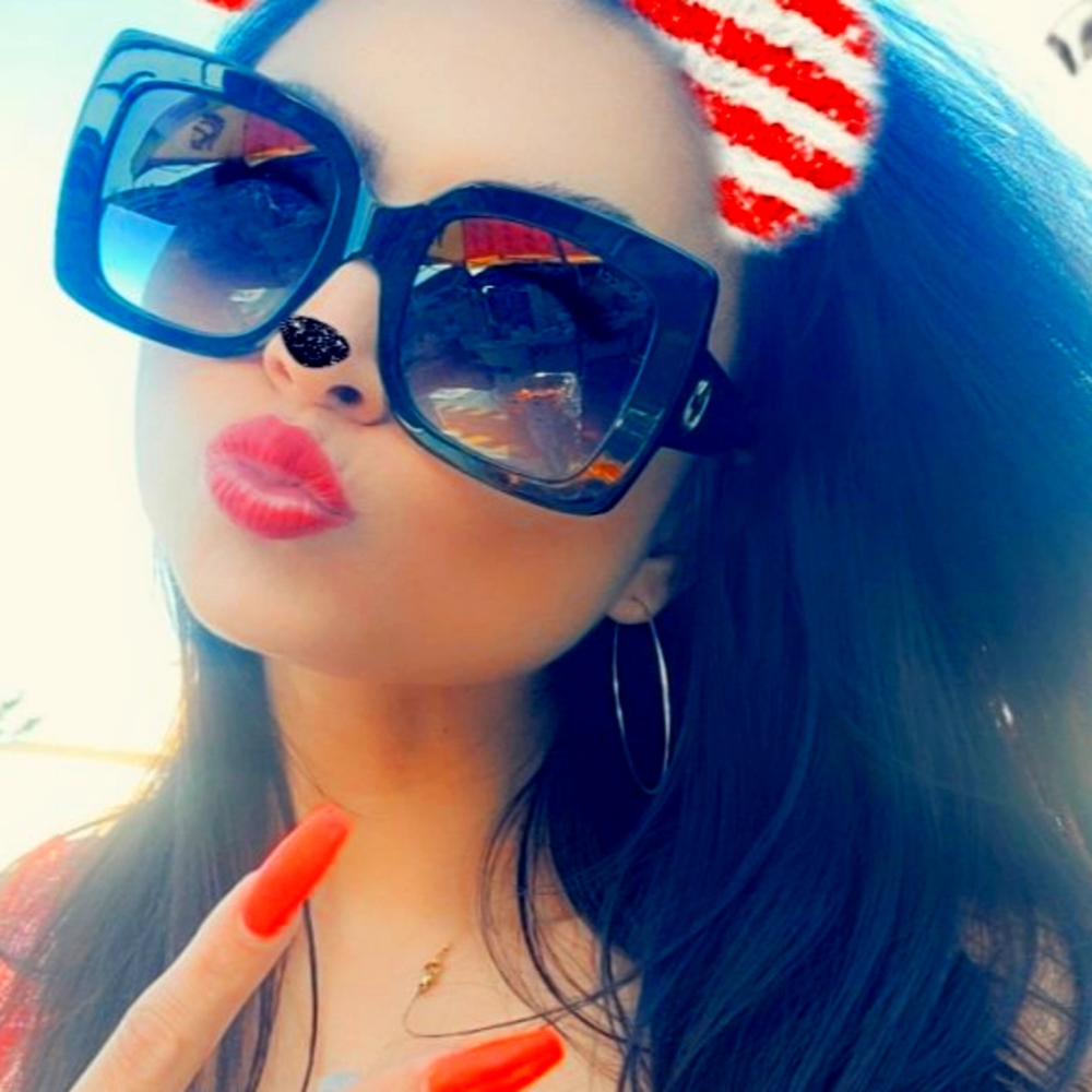 Meet your Posher, Rita